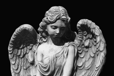 Siyah arka planda izole edilmiş üzgün meleğin antik heykeli..