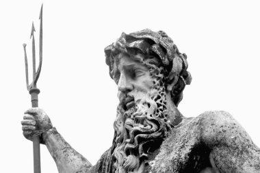 Büyük deniz ve okyanus tanrısı Neptün (Poseidon, Triton). Neptun 'un mızrağı sembol gücü, gücü ve sınırsızlığı simgeliyor. Antik bir heykelin parçası. Kapat..