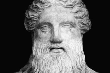 Tanrı Zeus (Jüpiter). Olimpiyat tanrılarının kralı ve gök gürültüsü ve gök gürültüsünün hükümdarı. Antik bir heykelin parçası. Yatay resim.