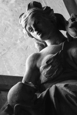 Antik kadın heykeli. Kafatası, ölümün sembolü ve insan hayatının sonu..