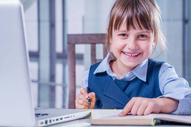 Karantinadan sonra işe dönüyorum. Çok mutlu bir iş kızının komik portresi sonunda işine geri dönüyor..