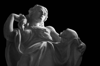 Siyah sırtında kafatası olan kadim bir kadın heykeli. Ölüm ve insan hayatı kavramının sonu.