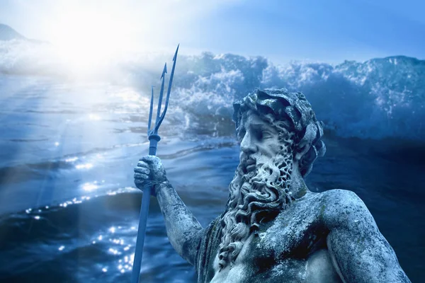 Ulu su, deniz ve okyanus tanrısı Neptün (Poseidon, Triton). Neptun 'un mızrağı sembol gücü, gücü ve sınırsızlığı simgeliyor. Antik bir heykelin parçası..