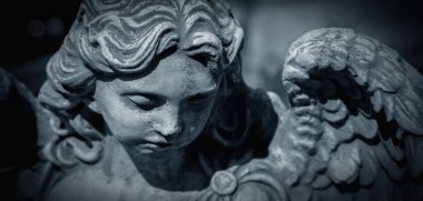 Üzgün meleği kapat. Eski bir heykel parçası. Yatay görüntü. Ölüm, acı konsepti.