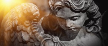 Güneş ışığında üzgün koruyucu meleği kapat (antik bir heykelin parçası))