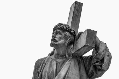 Çarmıhlı eski bir İsa heykeli. Gözlere seçici odaklanma. 