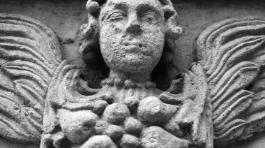 Ateş kanatlı ölüm meleği. Eski bir heykel parçası.. 