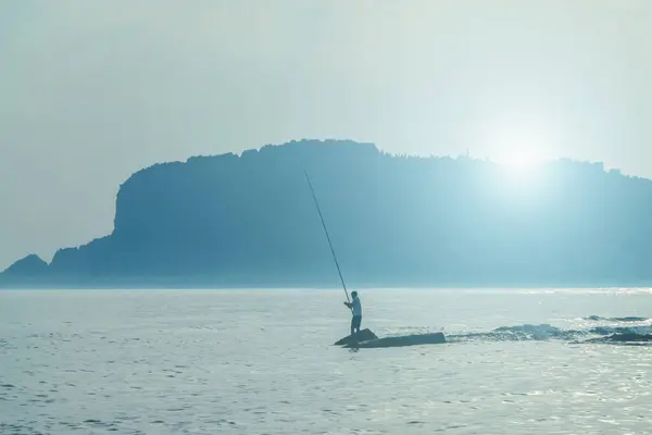 Рыбак Рыбачит Море Пейзаж Моря Силуэтом Рыбака — стоковое фото