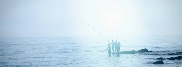 Silhouette Pêcheurs Pêchant Mer Extérieur Avec Des Cannes Pêche — Photo