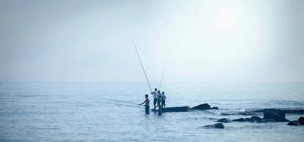 Silhouette Pêcheurs Pêchant Mer Extérieur Avec Des Cannes Pêche Loisirs — Photo