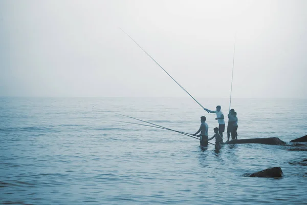 Silhouette Pêcheurs Pêchant Mer Extérieur Loisirs Été Sport Concept Vacances — Photo