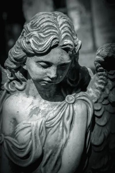Закрой Печального Ангела Фрагмент Древней Статуи Вертикальное Изображение Смерть Концепция — стоковое фото