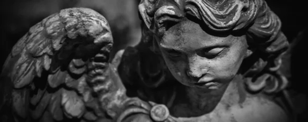 悲しい守護天使を閉じます 古代の像の断片 水平像 — ストック写真