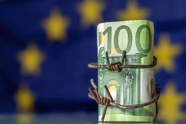 Den Globala Ekonomiska Recessionen Och Krisen Hundra Eurosedlar Inslagna Taggtråd — Stockfoto