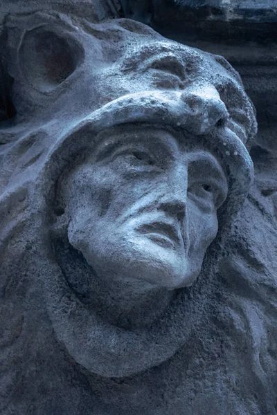 Фрагмент Древней Каменной Статуи Геркулеса Носящего Шкуру Льва Немея Закрыть — стоковое фото