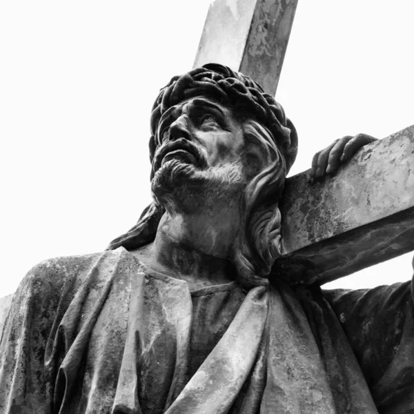 Vista Inferior Santa Cruz Com Jesus Cristo Crucificado Uma Estátua — Fotografia de Stock