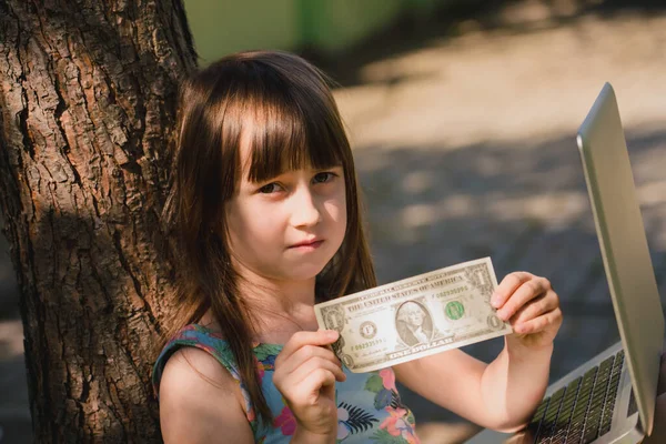 Νεαρό Όμορφο Κορίτσι Που Κατέχουν Δολάρια Ηπα Νομοσχέδιο Σύμβολο Του — Φωτογραφία Αρχείου