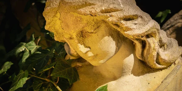 Estátua Ouro Antigo Anjo Com Expressão Triste Que Olha Para — Fotografia de Stock