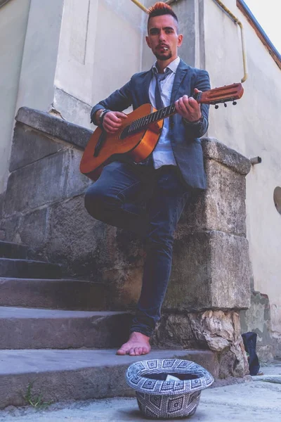 Bottom View Man Playing Guitar Outdoors Old European City Vertikal — Stockfoto