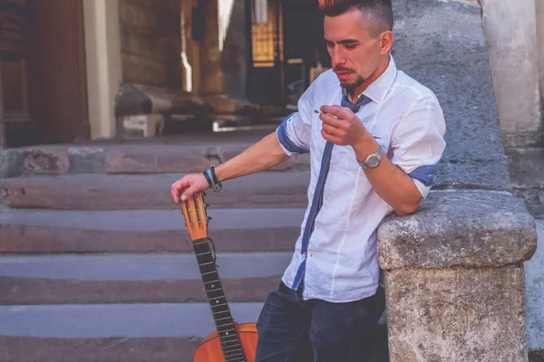 Porträt Eines Mannes Der Draußen Der Alten Europäischen Stadt Gitarre — Stockfoto