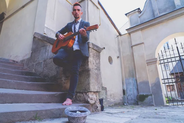 Bottom View Man Playing Guitar Outdoors Old European City Övergripande — Stockfoto