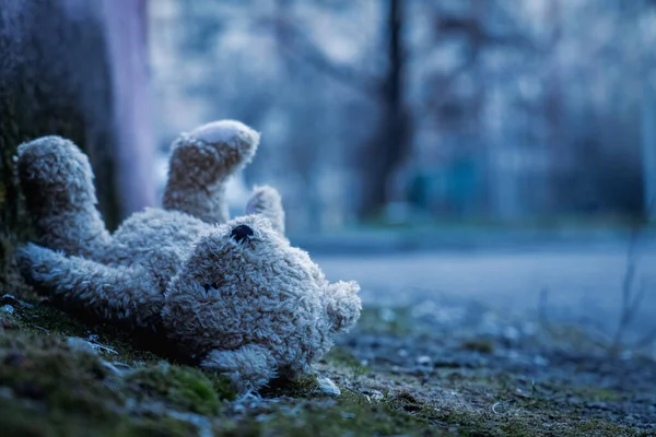 Çocukluk konseptini kaybettim. Kirli oyuncak ayı dışarıda yatıyor. Metin veya tasarım için boşluk kopyala.