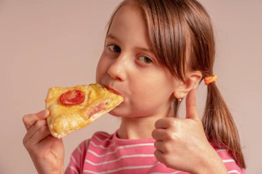 Gerçekten çok lezzetli! Pizzalı güzel bir kız.. 