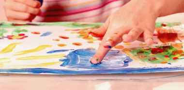 Renkli ellerle resim yapan genç bir kız. Sanat, yaratıcılık ve resim kavramı. Yatay resim. 