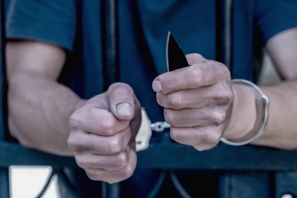 Handschellen Gefesselter Mann Mit Einem Messer Der Wegen Eines Verbrechens — Stockfoto