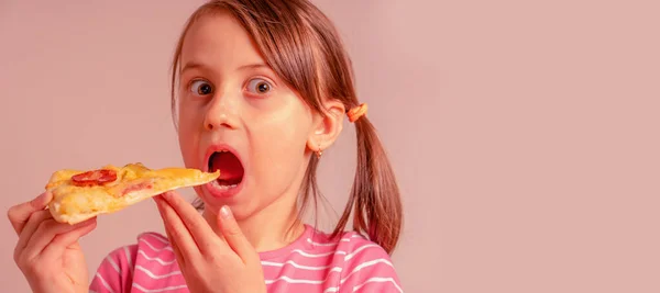 Ist Wirklich Köstlich Junges Mädchen Isst Ein Stück Pizza Selektiver — Stockfoto