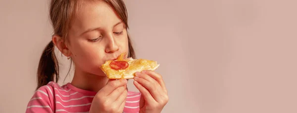 Realmente Delicioso Retrato Cerca Joven Feliz Está Comiendo Pedazo Pizza — Foto de Stock
