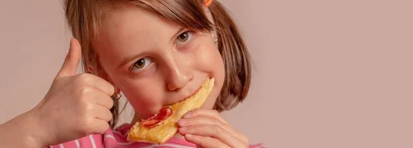 Pequena Menina Bonito Está Comendo Pedaço Pizza Espaço Cópia Para — Fotografia de Stock
