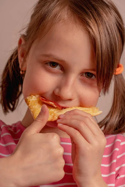 Portret Van Schattig Klein Meisje Met Plak Pizza — Stockfoto