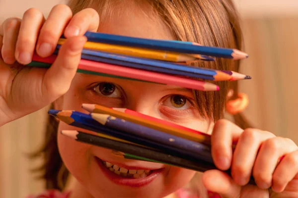 Uma Menina Segura Lápis Coloridos Suas Mãos Como Símbolo Lições — Fotografia de Stock