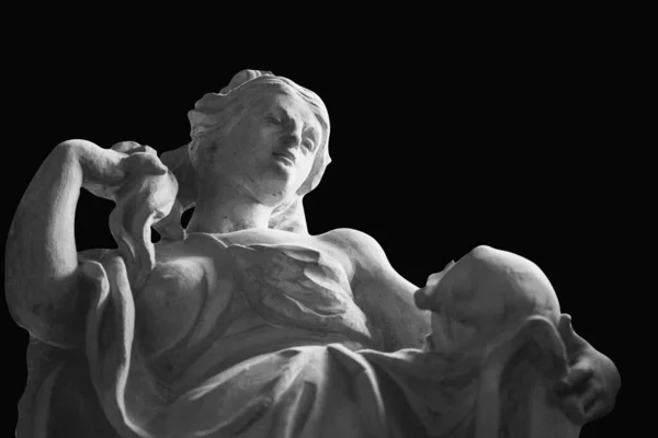 Starożytny Posąg Kobiety Czaszką Jako Symbolem Śmierci Końca Ludzkiego Życia — Zdjęcie stockowe