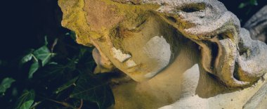 Acının, ölümün ve hayatın sonunun sembolü olarak güzel üzgün meleği kapat. Antik heykel. 