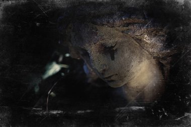 Ölüm kavramı. Meleğin acı, korku ve insan hayatının sonunun sembolü olarak ağlayışının geçmişe dönük tasviri. Antik bir heykelin parçası..