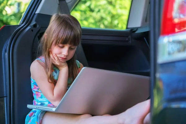 Humorvol Beeld Van Jonge Mooie Meisje Freelancer Met Behulp Van — Stockfoto