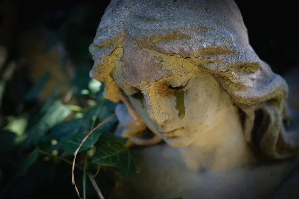 死亡概念 天使哭泣是痛苦 恐惧和生命终结的象征 古代雕像的碎片 — 图库照片