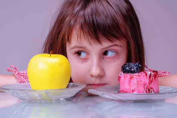 Concepto Dietético Alimentario Saludable Difícil Elección Entre Frutas Dulces Retrato — Foto de Stock