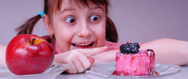 Close Expressão Facial Engraçada Menina Linda Jovem Faz Uma Escolha — Fotografia de Stock