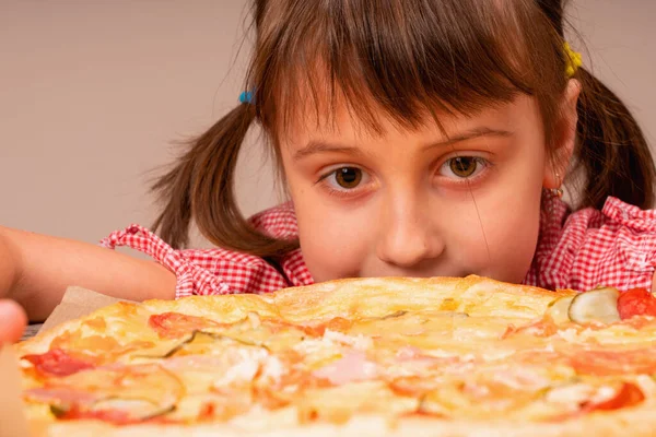 Közelkép Portré Gyermek Lány Eszik Pizza Vacsora — Stock Fotó