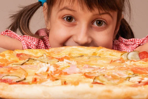 Primer Plano Retrato Muy Feliz Joven Hermosa Chica Disfruta Pizza — Foto de Stock