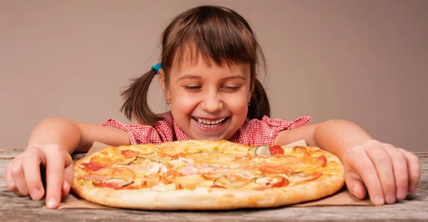 피자를 곁들인 피귀엽고 귀여운 아이들은 식사를 즐겁게 즐긴다 — 스톡 사진