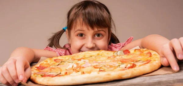 Retrato Muy Feliz Joven Hermosa Chica Disfruta Pizza Imagen Horizontal — Foto de Stock