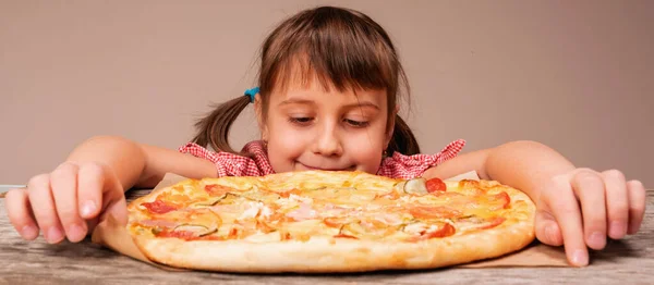 Muito Feliz Jovem Menina Bonita Gosta Pizza Imagem Horizontal — Fotografia de Stock