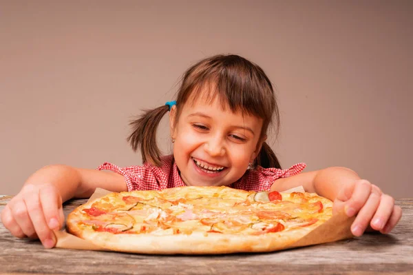 피자를 곁들인 피귀엽고 귀여운 아이들은 저녁을 즐겁게 먹습니다 이미지 — 스톡 사진