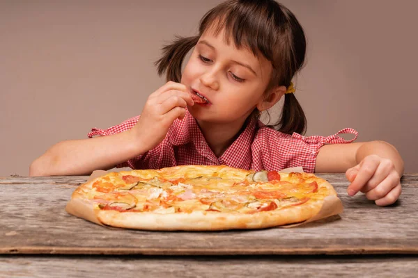 즐거운 식사를 즐기는 한아이 이미지 선택적으로 초점을 맞추라 — 스톡 사진