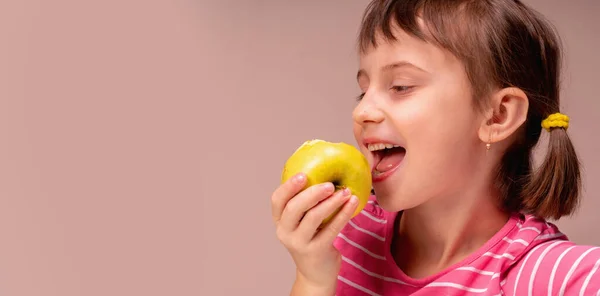 Elmalı Mutlu Bir Kızın Portresi Beslenme Sağlıklı Yiyeceklerin Sembolü Tasarım — Stok fotoğraf