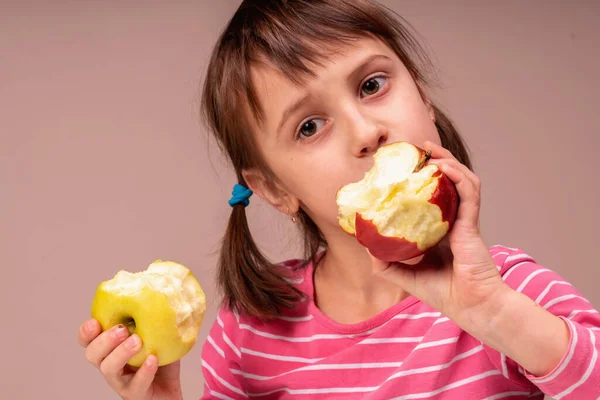 Zdrowe Jedzenie Młoda Piękna Dziewczyna Jabłka Obraz Poziomy — Zdjęcie stockowe